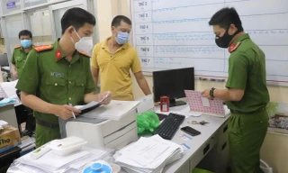 Công an khám xét nơi làm việc của Thảo.