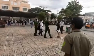 Mẹ con bà Bông gây rối tại điểm phát tiền hỗ trợ đợt 3.