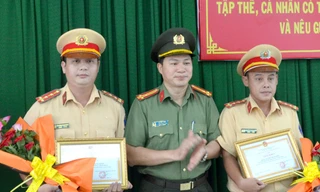 Hai chiến sĩ CSGT có hành động đẹp được tuyên dương.