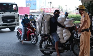 CSGT dừng các phương tiện có dấu hiệu vi phạm để kiểm tra.