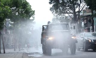 Chiều 1/6, Phòng Hóa Quân Khu 7, Phòng Hóa của Lữ đoàn 87 - Bộ Tư lệnh Hóa học và Bộ Tư lệnh TPHCM phối hợp, tổ chức nhiều xe chuyện dụng phun khử khuẩn các tuyến đường trên địa bàn quận Gò Vấp.