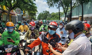 Từ 12h ngày 3/6, cơ quan chức năng chính thức áp dụng kiểm tra khai báo y tế online đối với người dân lưu thông qua các chốt kiểm soát giãn cách xã hội theo chỉ thị 16 tại quận Gò Vấp, TPHCM.