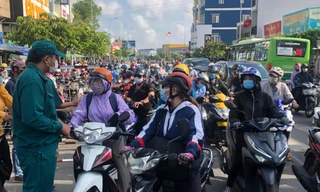 Ùn tắc cục bộ tại các chốt vào sáng 31/5.