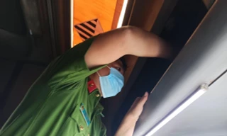 Công an kiểm tra phương tiện của tài xế C.M.