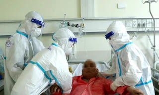 Từ khi đợt dịch COVID-19 lần thứ 4 diễn biến phức tạp, lực lượng tình nguyện viên tôn giáo đã xung phong vào các điểm nóng điều trị bệnh nhân để hỗ trợ các nhân viên y tế.