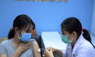 Đã chi hơn 1 nửa, hiện Quỹ vắc-xin COVID-19 còn kết dư hơn 4.185 tỷ đồng. Ảnh tiêm vắc-xin cho người dân.