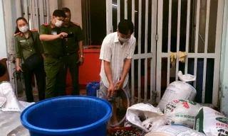 Người đàn ông dùng hóa chất công nghiệp để tăng trọng lượng thịt ốc.