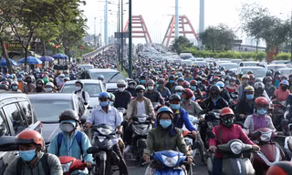 Cửa ngõ Sài Gòn kẹt xe kinh hoàng ngày làm việc đầu năm 2021