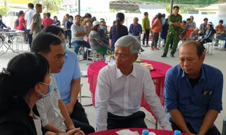 Ông Võ Văn Hoan động viên thân nhân các nạn nhân.