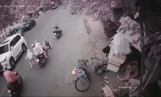 Công an truy tìm những người 'hôi của' khi cô gái đánh rơi cọc tiền