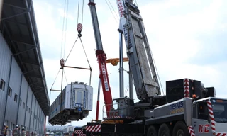 Chiều 11/5, Ban quản lý đường sắt đô thị TPHCM (MAUR) phối hợp cùng nhà thầu Hitachi và các đơn vị liên quan tiến hành hạ cẩu đoàn tàu Metro số 2 của tuyến Metro số 1 (Bến Thành - Suối Tiên) xuống đường ray tại Depot Long Bình (TP Thủ Đức).