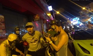 Thanh niên la hét, lăng mạ CSGT bị còng tay.