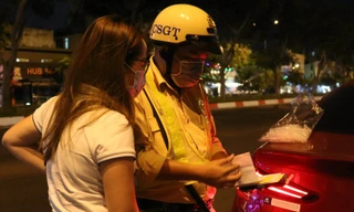 Nữ tài xế bị lập biên bản vi phạm.