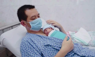 Xót xa cảnh vợ mất vì COVID-19 sau sinh, chồng một mình nuôi hai con thơ 