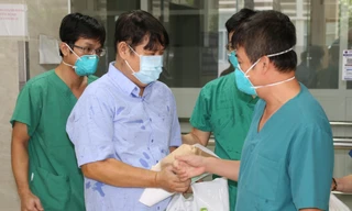 Chiến sĩ công an cảm ơn bác sĩ trước khi xuất viện.