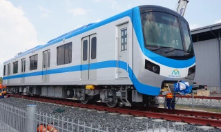 CLIP: Cận cảnh đoàn tàu số 2 được hạ xuống đường ray Depot Long Bình