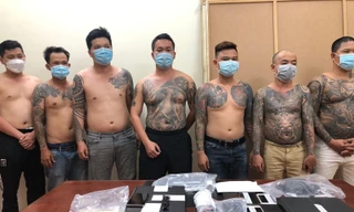 Một số thành viên trong băng nhóm cùng nhiều hung khí.