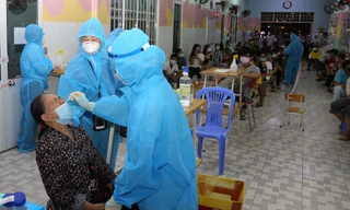 Ngày 30/6, TS.BS Nguyễn Tri Thức, Giám đốc Bệnh viện Chợ Rẫy cho biết, bệnh viện đã điều động 150 nhân viên y tế để hỗ trợ TPHCM trong công tác lấy mẫu xét nghiệm tầm soát COVID-19 tại khu vực được đánh giá có nguy cơ rất cao. 