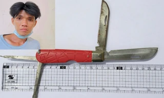 Huỳnh Chí Dũng và tang vật.