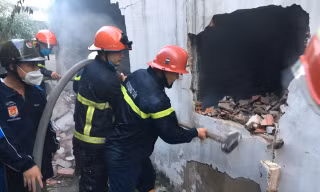 Nhà kho ở TPHCM bốc cháy ngùn ngụt lúc rạng sáng