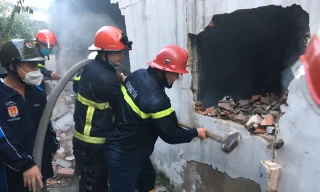 Nhà kho ở TPHCM bốc cháy ngùn ngụt lúc rạng sáng