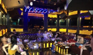 Hàn chục người bay lắc trong quán karaoke Victory.