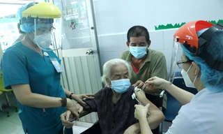 Ngày 22/7, các điểm tiêm chủng ở TPHCM đang khẩn trương thực hiện chiến dịch tiêm vắc xin ngừa COVID-19 đợt 5 cho các đối tượng ưu tiên với gần 1 triệu liều gồm 3 loại vắc xin là Astrazeneca, Moderna và Pfizer.