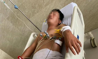 Ông A. bị bắn nhiều phát đạn đang được điều trị tại bệnh viện.