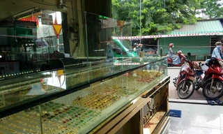 Camera an ninh ghi cảnh tên cướp tiệm vàng táo tợn ở TPHCM 