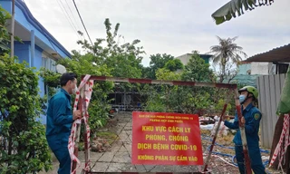 Lực lượng chức năng phong tỏ khu vực liên quan đến trường hợp ở TP Thủ Đức.