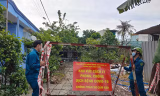 Lực lượng chức năng phong tỏ khu vực liên quan đến trường hợp ở TP Thủ Đức.