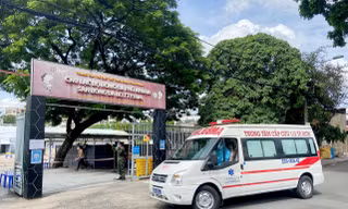 Cận cảnh sân bóng đá thành khu cách ly điều trị F0 ở TP HCM 
