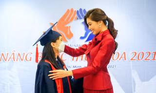 Những khoảnh khắc ấm áp tại lễ trao học bổng 'Nâng bước thủ khoa' 2021