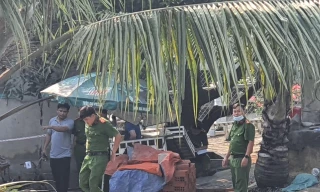 Lực lượng chức năng khám nghiệm điều tra vụ việc.