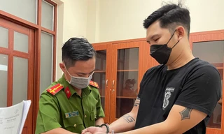 Công an thi hành lệnh bát tạm giam Duy.