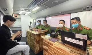 Công an TPHCM làm thủ tục cấp căn cước công dân gắn chip cho người dân.