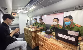 Công an TPHCM làm thủ tục cấp căn cước công dân gắn chip cho người dân.