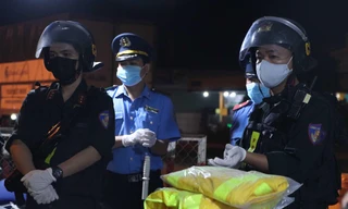 Công an TPHCM làm việc tại chốt kiểm soát phòng chống COVID-19.