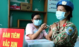 Chiến sĩ 'mũ nồi xanh' tiêm vắc xin COVID-19 trước khi lên đường làm nhiệm vụ