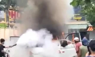 Chiếc xe bốc cháy.