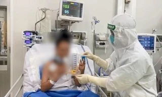 Bác sĩ Chợ Rẫy chăm sóc nữ bệnh nhân.