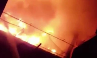 Cận cảnh cháy ngùn ngụt tại bãi giữ xe của CSGT thành phố Thủ Đức