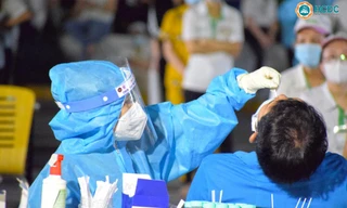 Lấy mẫu xét nghiệm cho 3000 công nhân công ty Nidec Sankyo Việt Nam chiều 2/7. Ảnh: HCDC.