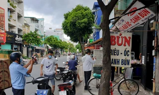 Theo quy định của UBND TPHCM, trong thời giãn cách xã hội theo Chỉ thị 16 của Thủ tướng Chính phủ, thành phố yêu cầu ngừng hoạt động các điểm bán đồ ăn mang về, người dân chỉ ra ngoài khi thật sự cần thiết.