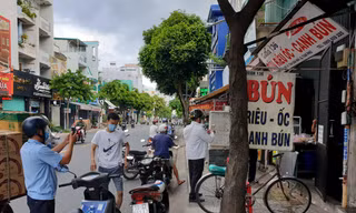 Theo quy định của UBND TPHCM, trong thời giãn cách xã hội theo Chỉ thị 16 của Thủ tướng Chính phủ, thành phố yêu cầu ngừng hoạt động các điểm bán đồ ăn mang về, người dân chỉ ra ngoài khi thật sự cần thiết.