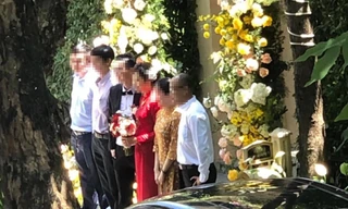 Những người tham gia đám cưới không đeo khẩu trang.