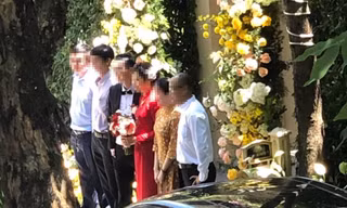 Những người tham gia đám cưới không đeo khẩu trang.