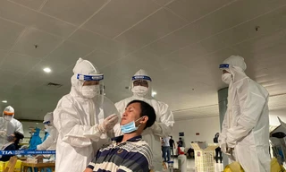 HCDC lấy mẫu xét nghiệm COVID-19 cho những người liên quan bệnh nhân là nhân 1979.