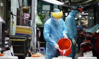 Sáng 10/6, Trung tâm Kiểm soát Bệnh tật TPHCM (HCDC) cho biết, lực lượng chức năng đã kích hoạt đội phản ứng nhanh xuống hiện trường thực hiện khoanh vùng, truy vết, phong tỏa tạm thời con hẻm 120, đường Trần Hưng Đạo, phường Phạm Ngũ Lão, quận 1 sau khi nhận tin có ca mắc COVID-19.