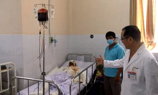 Thanh niên cụt tay, mất một mắt do pháo nổ.